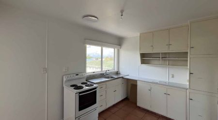 6 Bedroom Home in Hillcrest - Upstairs/Downstairs - Photo 4