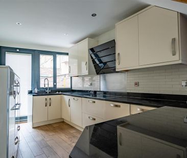 4 bedroom end of terrace house to rent - Photo 5