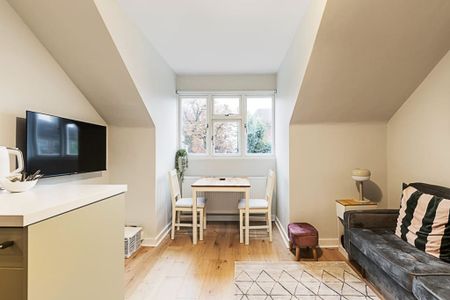 Top Floor Flat ( black door) 89D Downs Park Road, London E5 8JE London, London - Photo 3