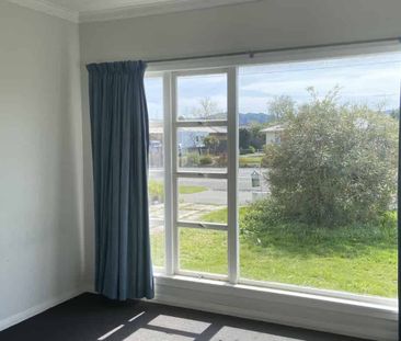 Large Four Bedroom Home - Photo 4