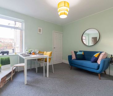 🏡 Home from Hospital: Stylish House Share Steps from George Eliot! - Photo 5