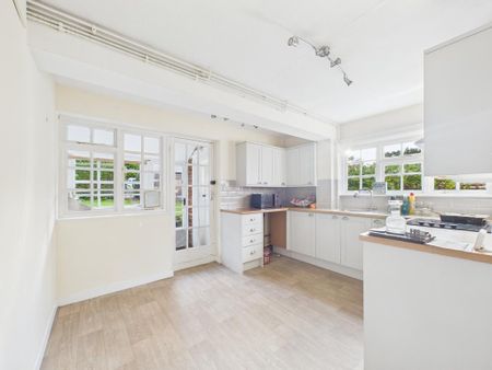 3 bedroom semi-detached house to rent - Photo 4