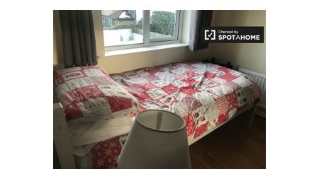 Room for rent in 4-bedroom house in Sandyford, Dublin - Photo 4
