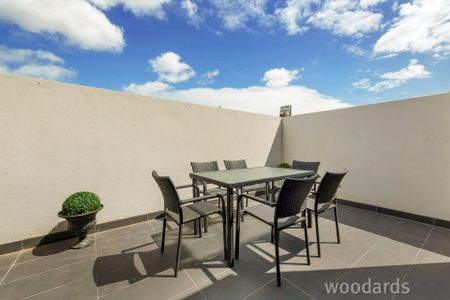 Ground floor 2 bedroom apartment - Photo 3