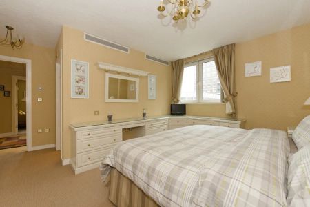 2 bedroom flat in London - Photo 4