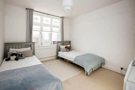 3 Bed Terraced House, Dereham Road, IG11 - Photo 4