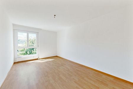 Bright, large and modern - Photo 2