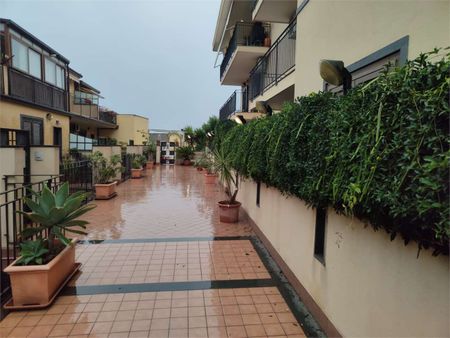 Aci trezza 3 vani arredato con garage - Photo 2