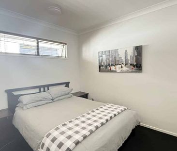 1 bedroom with 2 carparks - Photo 2