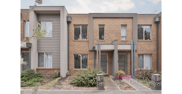 Stylish Street-Front Townhouse Close to All Amenities - Photo 1