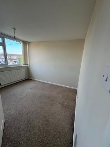 3 Bed Terraced House, Hendre Close, CV5 - Photo 5