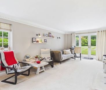 5 bedroom House in Nuthatch Close, Farnham - Photo 3