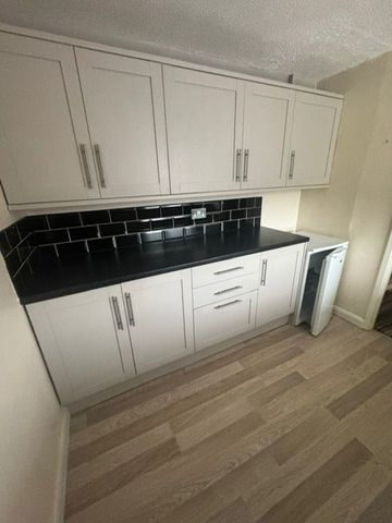 1 bed Flat - To Let - Photo 4