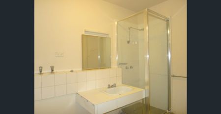 Attractive Flat Situated in a Quiet Garden Setting - Photo 5