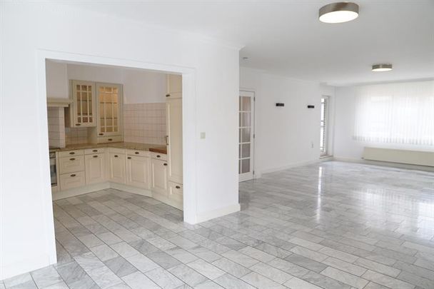 Ruim duplex appartement met groot terras in het centrum - Photo 1