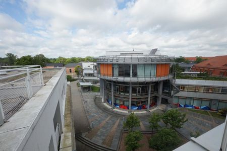 Gemütliche 2-Raum-Wohnung mit Dachterrasse und moderner Einbauküche! - Photo 3