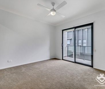 SPACIOUS & STUNNING 4 BEDROOM TOWN HOME - Photo 3