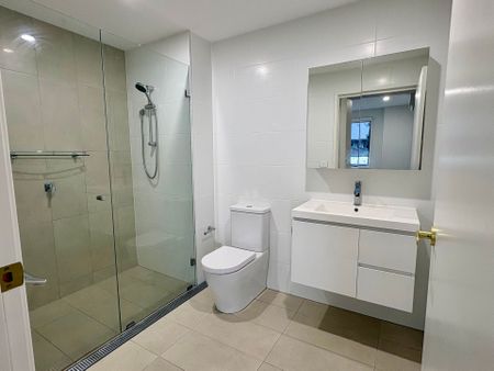 Gorgeous 2 bedroom, 2 bathroom Apartment - Photo 3