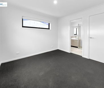 Brand New & Spacious 4-Bedroom Townhouse in Cranbourne - Photo 2