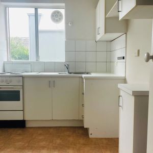 LIGHT, BREEZY AND SECURE APARTMENT - Photo 2