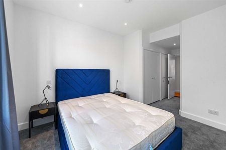 A newly refurbished two bedroom apartment in a convenient City location - Photo 3