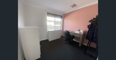 Modern 4-Bedroom Home in a Quiet Area - Photo 5