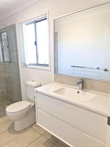 3 BEDROOM 2 BATHROOM TOWNHOUSE WITH DUCTED AIR - Photo 5