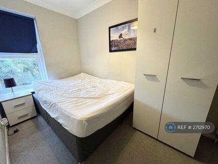 1 bedroom in a house share to rent - Photo 3