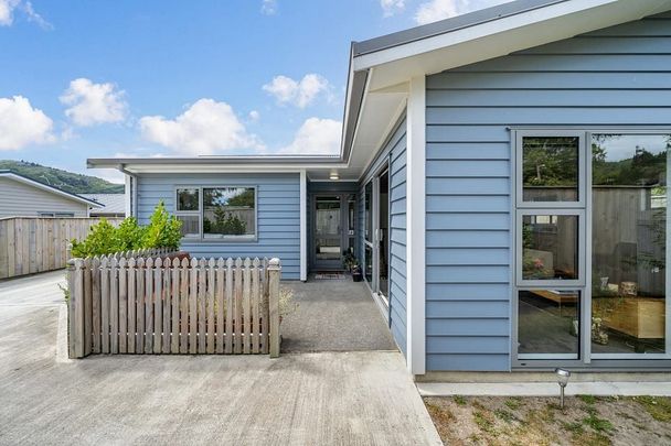 Nearly New 3 bedroom house, in Wainuiomata - Photo 1