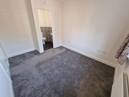 3 Bedroom Detached House - Photo 2