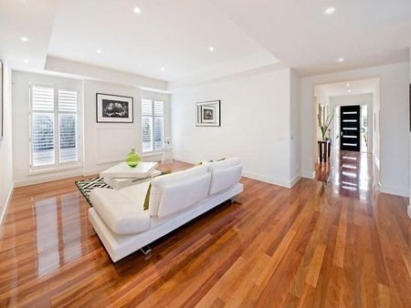 AN EXPANSE OF FAMILY LIVING & A POOL........... - Photo 5