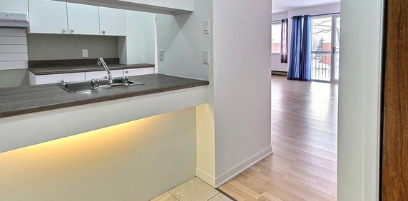 3 1/2 GRAND, lumineux, rénové (LORETTEVILLE) - Photo 2