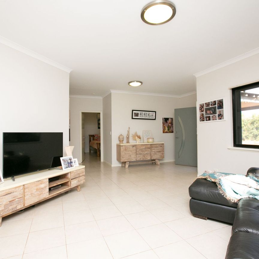 STUNNING FAMILY HOME - 4x2 + Pool - Photo 1