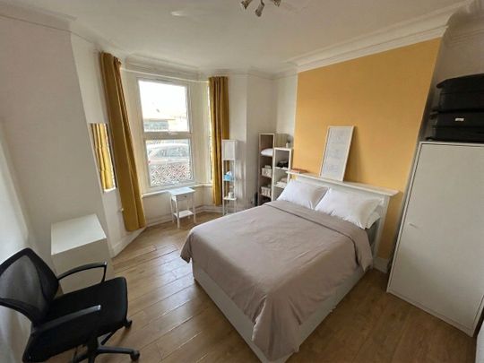 Room in a Shared House, Spacious Double Room In Queen's Park, W9 - Photo 1