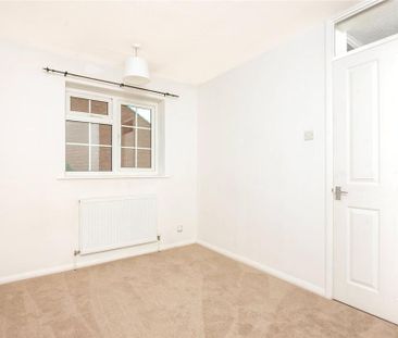 3 bedroom end of terrace house to rent - Photo 2