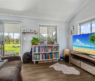 Cottage Home with Stunning Country Outlook - Photo 4
