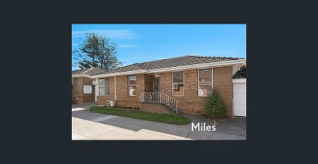 GEM IN THE HEART OF IVANHOE - Photo 2