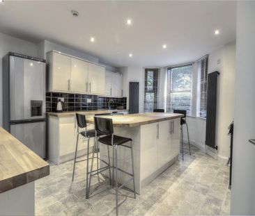 5 bedroom end of terrace house to rent - Photo 2