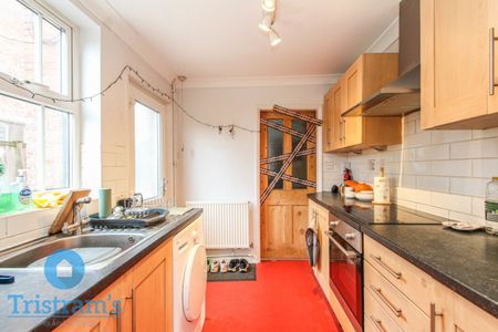 4 bed Semi-Detached House for Rent - Photo 3