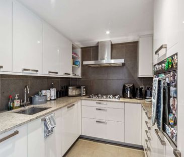 Delightful one bedroom apartment near Isleworth station - Photo 4
