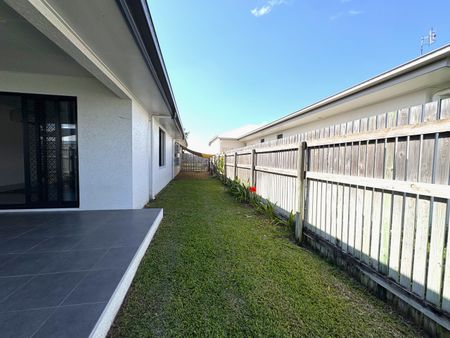 MODERN LIVING IN MOUNT LOW - 4 BEDROOMS + MEDIA ROOM - Photo 3