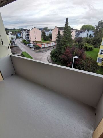 Wunderbare 3.5 Familienwohnung mit Spielplatz. Moderne Küche und Aussicht ins Grüne. - Photo 4