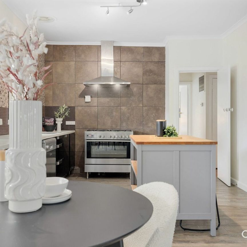 SPACIOUS AND BRIGHT 3 BEDROOM FAMILY HOME WITH 3 LIVING AREAS - Photo 1