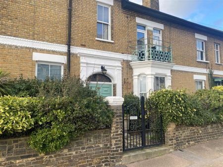 Westcliff Parade, Westcliff On Sea - Photo 5