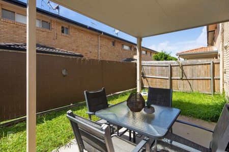 Modern Coastal Townhouse Offering Space & Lifestyle - Updated with Aircon throughout & New Flooring. - Photo 2