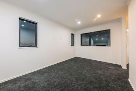 Spacious 5-Bedroom Family Home for Rent in Point England - Photo 4