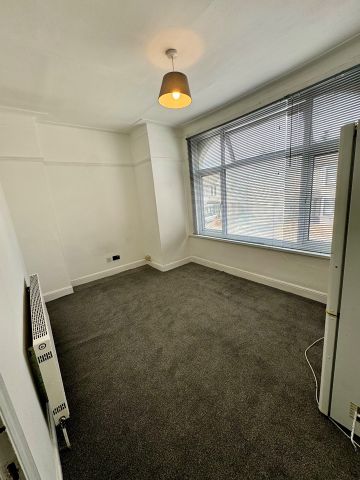 3 Bed Flat, Wellesley Road, IG1 - Photo 5