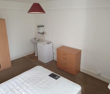 8 bedroom house of multiple occupation to rent - Photo 3