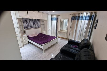 Room in a Shared House, Crownfield Avenue, IG2 - Photo 3