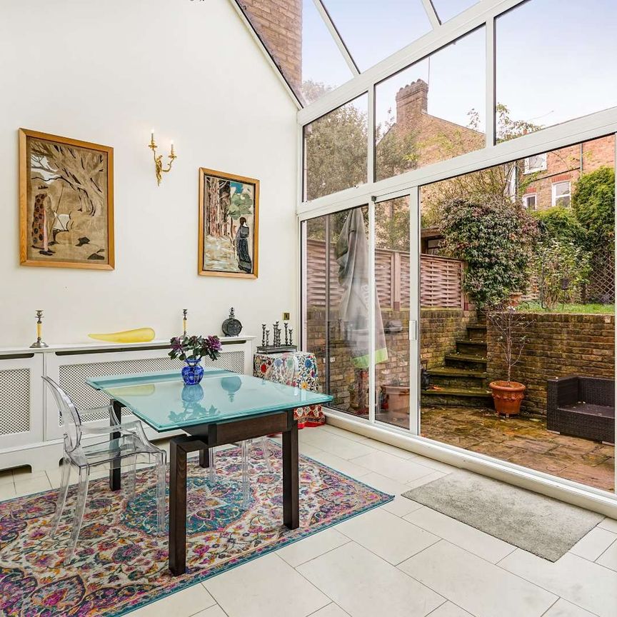 SHORT LET ONLY - Sensational 3 bedroom, 3 bathroom family house situated on a popular residential road in Wandsworth - available mid December to early of April. - Photo 1